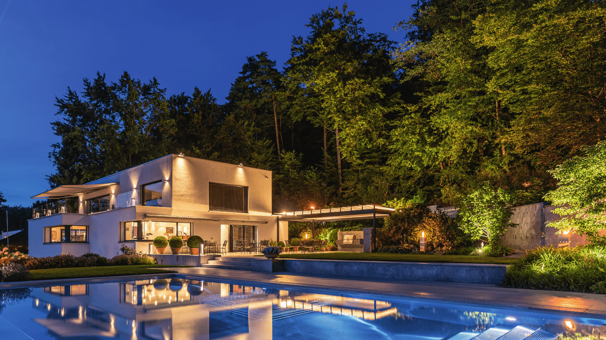 Garten, Pool, Fassade - ein schönes Zusammenspiel