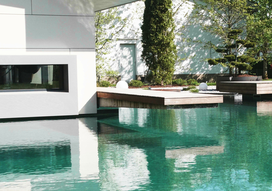 Naturpool mit hohem Steg