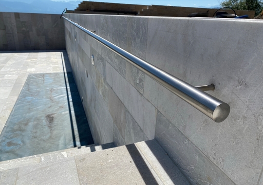 Handlauf im Pool mit oder ohne LED Beleuchtung