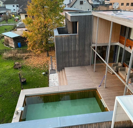 Wie aus einem "Holzguss" mit Fassade und Terrasse