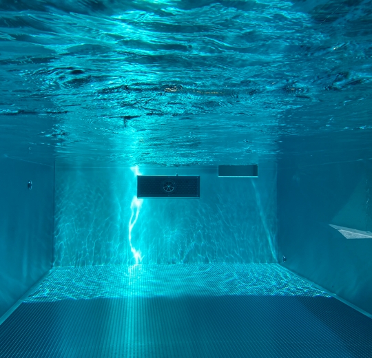 Schwimmturbine in Edelstahlpool